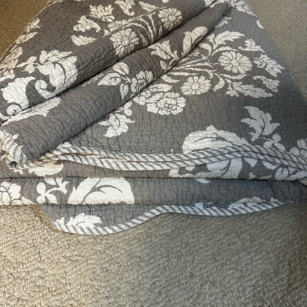 FULL/QUEEN Gray and White Floral Quilt. reversible with 2 matching pillow covers